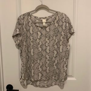 Casual soft short sleeved shirt, snake print